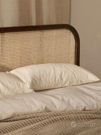 Letto in legno con testiera in vimini