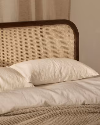Letto in legno con testiera in vimini