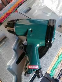 Avvitatore battente pneumatico