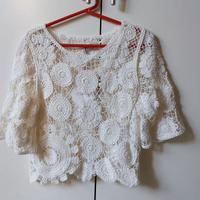 Crop top in cotone crochet con sottomaglia