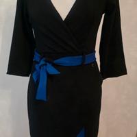 Abito nero con cintura blu e nera