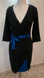 Abito nero con cintura blu e nera