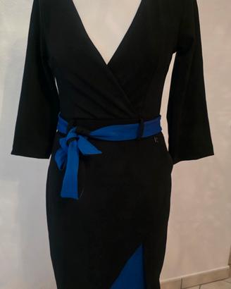 Abito nero con cintura blu e nera