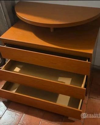 Cassettiera in legno color ciliegio