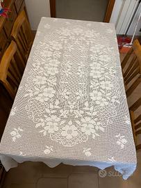 COPRITAVOLO LAVORATO AD UNCINETTO 