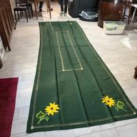 Tovaglia verde ricamata a mano da completare con o