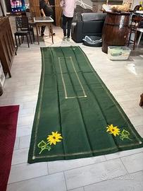 Tovaglia verde ricamata a mano da completare con o