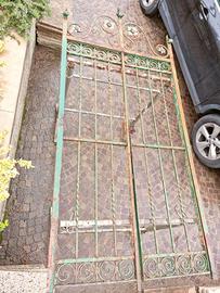 Antico cancello in ferro battuto a due ante