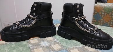 Scarponcini neri stringati con suola spessa 