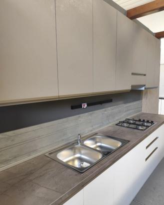 Cucina con gola componibile, fine serie e nuova!