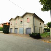 CASA SEMINDIPENDENTE A MONTECHIARUGOLO