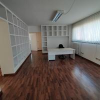 Torrette, ufficio con posti auto