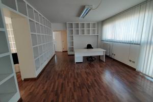 Torrette, ufficio con posti auto