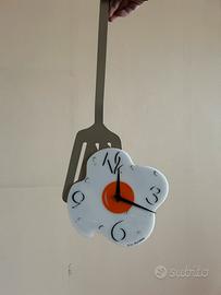 Orologio da parete Arti e Mestieri design uovo