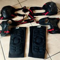 kit di protezione per skaters con sacca nero.