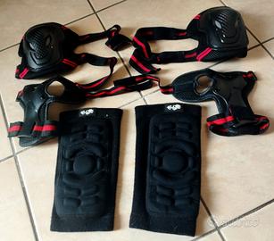 kit di protezione per skaters con sacca nero.