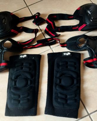 kit di protezione per skaters con sacca nero.