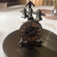 Temperamatite in metallo a forma  orologio