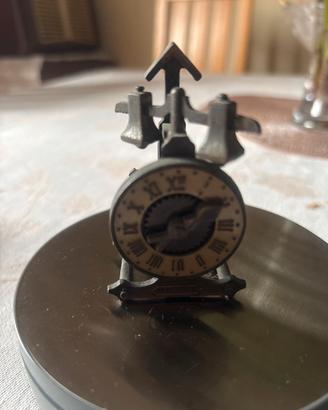 Temperamatite in metallo a forma  orologio
