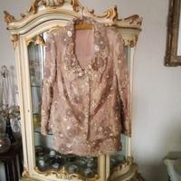 Taieur in seta e pizzo ricamato.