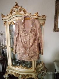 Taieur in seta e pizzo ricamato.