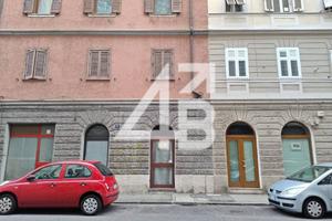 Negozio a Trieste, via Udine 51, 2 locali