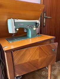 Macchina da cucire con mobiletto