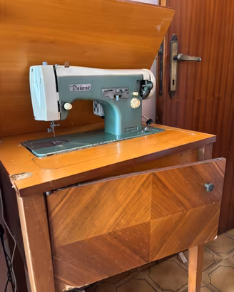 Macchina da cucire con mobiletto