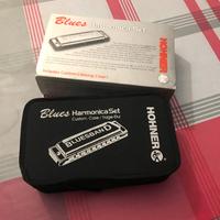 Cofanetto di 7 armoniche diatoniche Hohner.