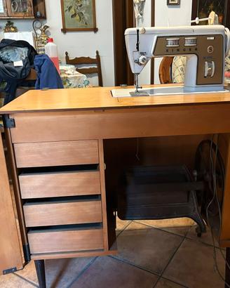 Mobiletto vintage per macchina da cucire