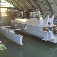 Trimarano a vela in costruzione