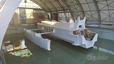 Trimarano a vela in costruzione