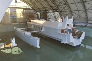 Trimarano a vela in costruzione