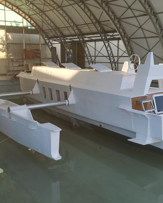 Trimarano a vela in costruzione