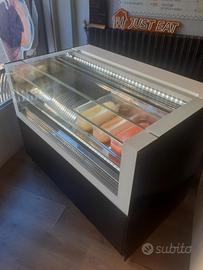 Vetrina Isa one show gelateria/pasticceria