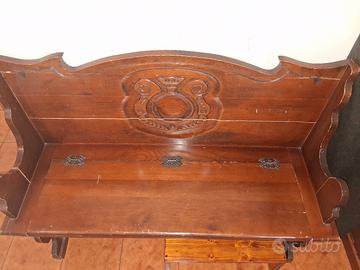 cassapanca in legno antico.