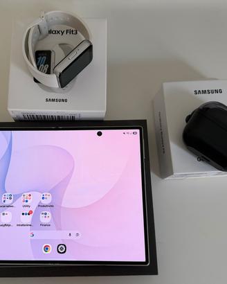 Samsung Galaxy Zfold 8 con cuffie e smartwatch