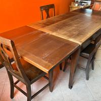 Tavola di legno con 4 sedie