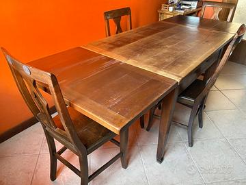 Tavola di legno con 4 sedie