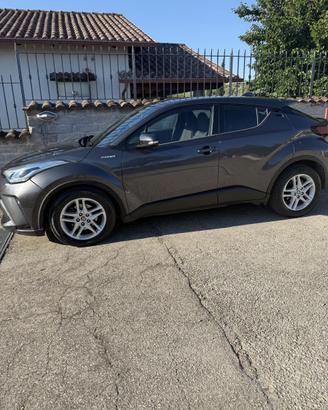 Toyota CH-R.