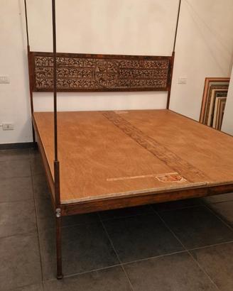 Letto a baldacchino indiano in legno intagliato