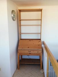 Scrittoio con libreria Ikea in legno massello