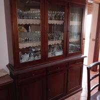 Credenza in arte povera con tavolo e sedie.