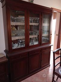 Credenza in arte povera con tavolo e sedie.