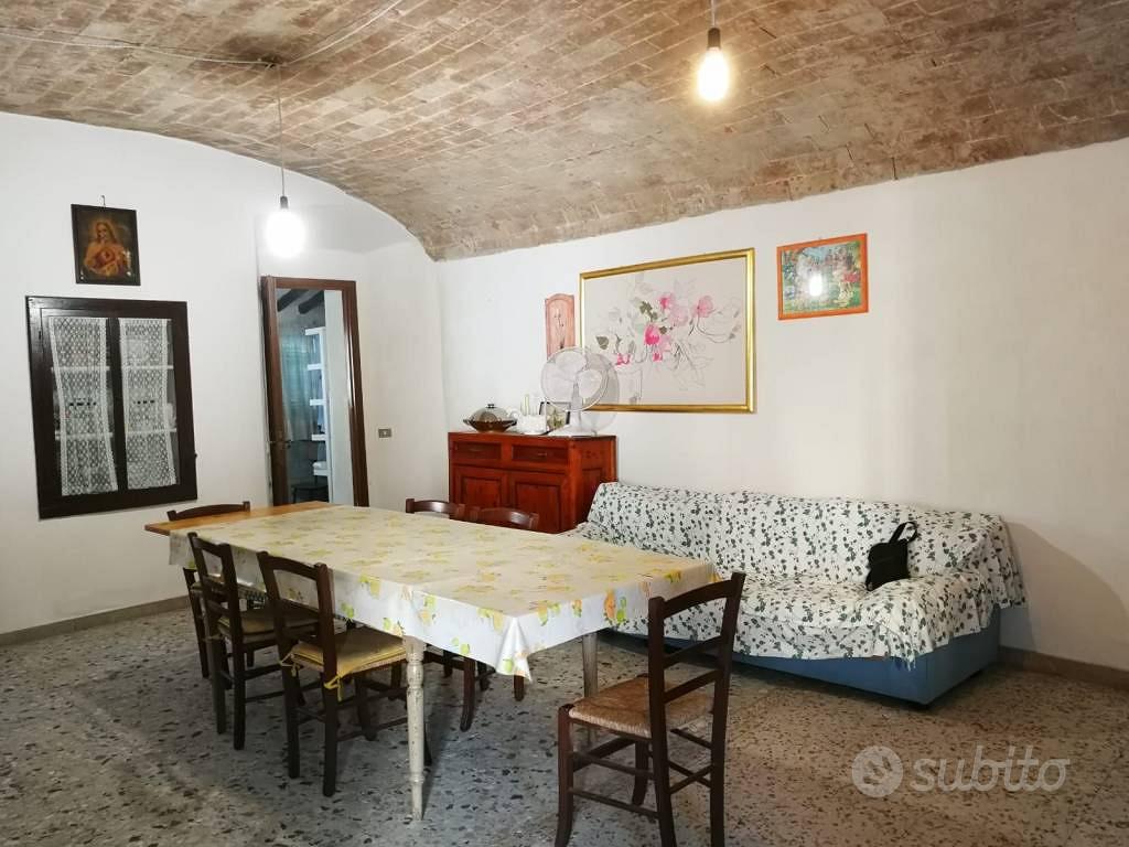 Rustico / Casale di 200 m² con più di 5 locali a M - Vista 3