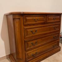 Canterano in legno pregiato in stile classico.