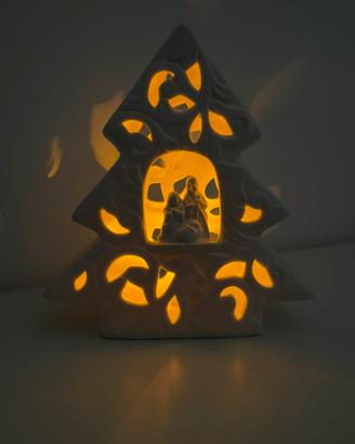 Lanterna natalizia con presepe illuminato