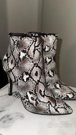 stivaletto con tacco pitonato