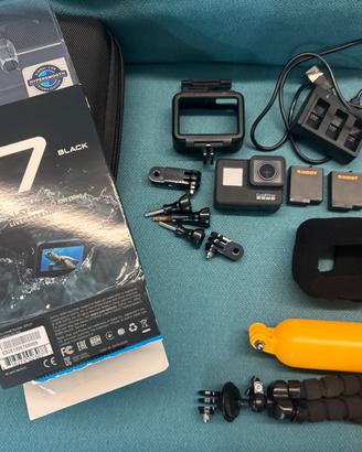 GoPro HERO7 Black + 4 batterie + accessori