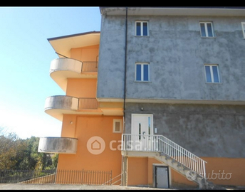 Palazzo con 10 appartamenti più locale commerciale